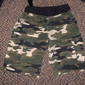 Boys camo shorts. Size L.